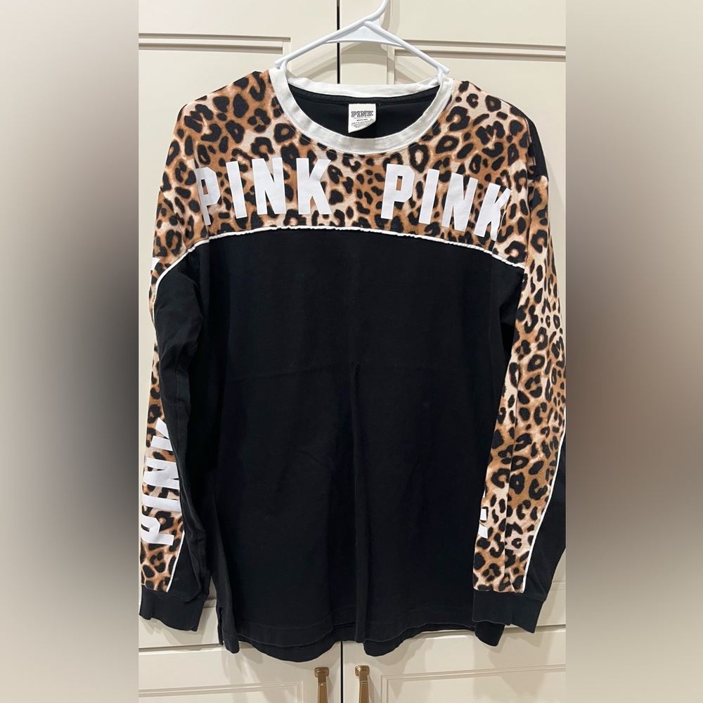 Grab this size medium leopard top to go with the leggings